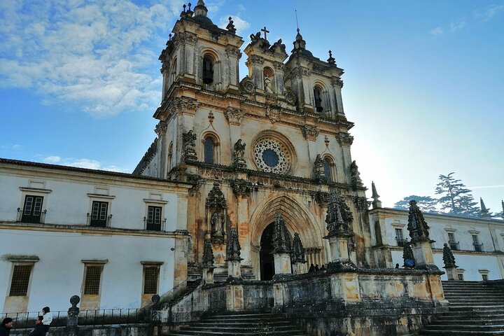 Transfer Lisboa with visits to Tomar, Batalha, Alcobaça and Óbidos