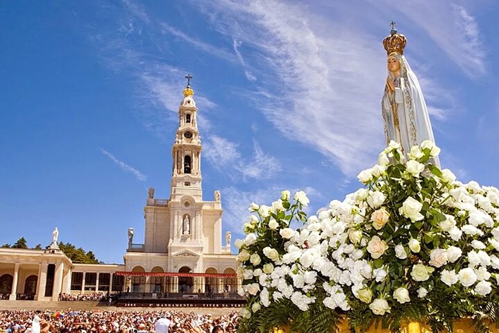 Experience a magical day in Fátima, Batalha, Nazaré and the medieval village of Óbidos