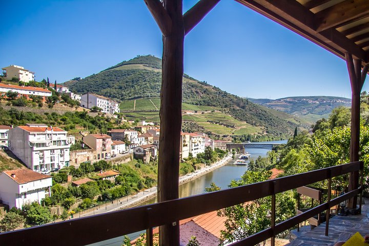 Lesson and Wine Tasting for Small Groups in Pinhão