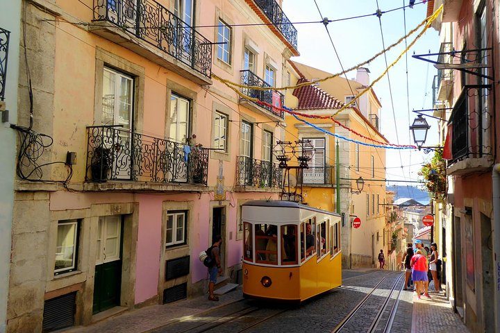 Private Premium Car Transfer from Porto to Lisbon with 2 Sightseeing Stops