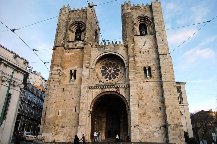 Discover the charm of the Historic Part of Lisbon aboard the Pink Tuk