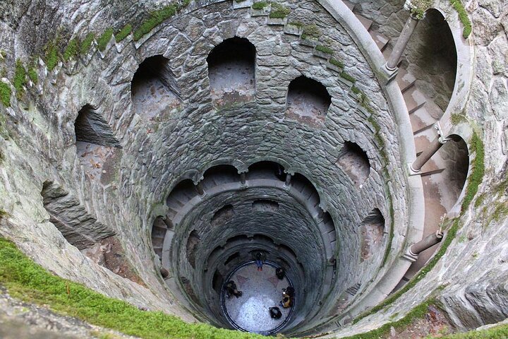 Tour in Sintra with Guided Visit to Quinta da Regaleira in Spanish