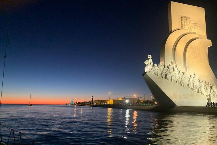 2-Hour Night Sailing Tour in Lisbon with Drinks