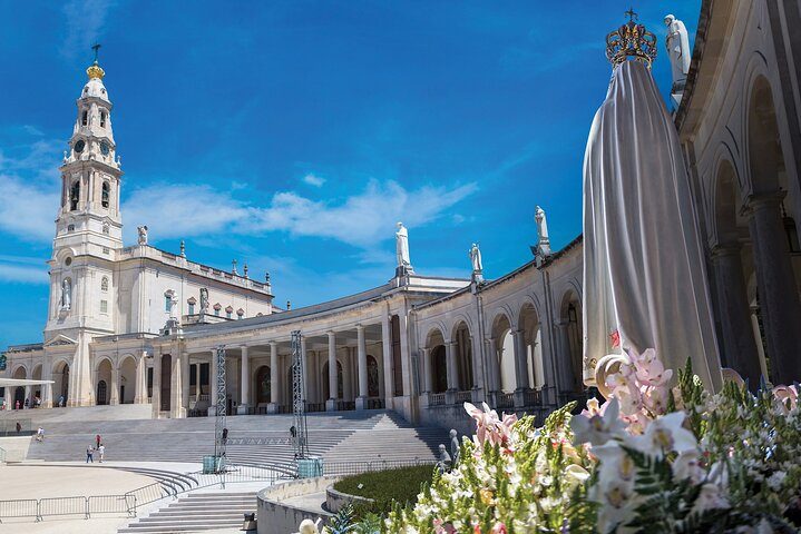 Small Group Tour to Fátima, Batalha, Nazaré and Óbidos from Lisbon