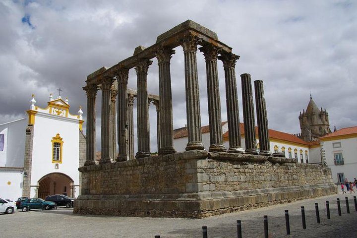 Private excursion for 1 to 8 people: the city of Évora and its monuments