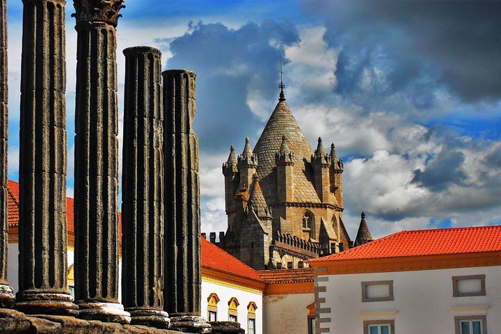 Evora Private Day Trip with Wine Tasting