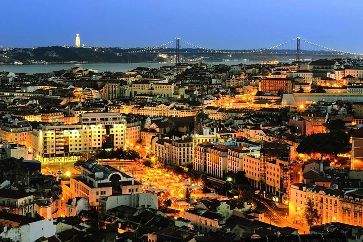 Lisbon: Authentic Fado Show, Dinner and Night Tour